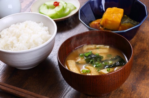 炊き込みご飯の人気献立40選！肉・魚系のメインおかずや副菜、汁物の簡単レシピネスレ日本 製品情報サイト