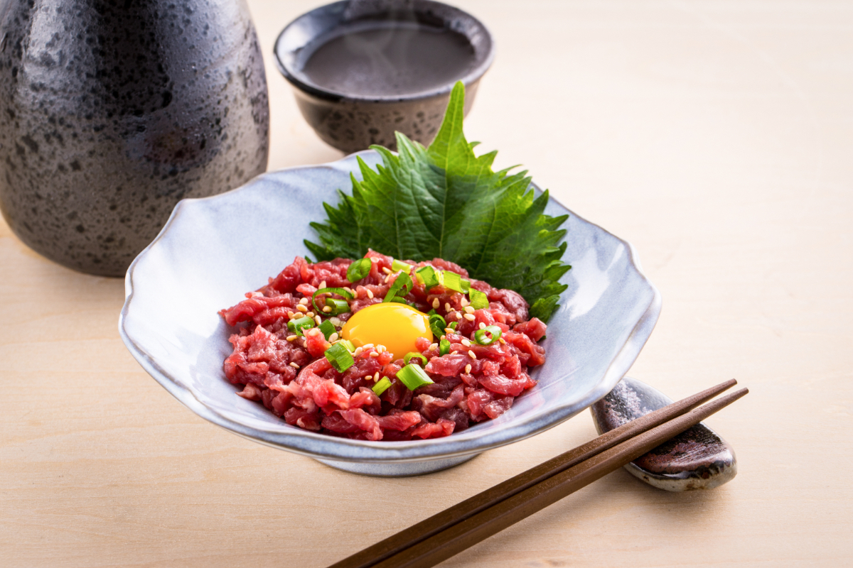 黄金比のやみつきダレが絶品！簡単10分で作るマグロユッケのレシピ