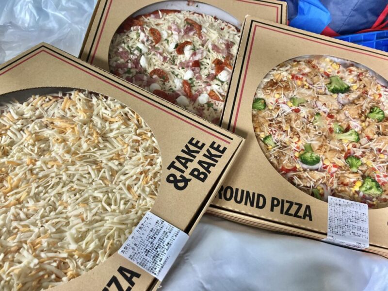 コストコのフードコートのピザが種類豊富！ ホール・スライスの違いや値段・カロリー、持ち帰り後のおいしい食べ方まとめイチオシichioshi