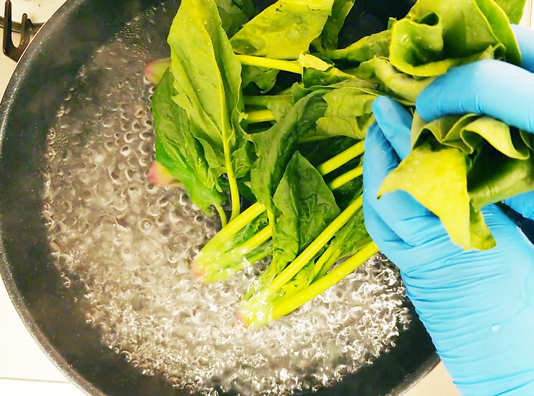 冷凍作り置きにぴったり！ほうれん草とコーンちくわのバター醤油炒め