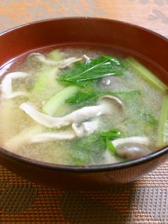 お豆腐としめじ 小松菜のお味噌汁 ⁡ 下茹でしなくていい小松菜は お手軽の葉モノとして私の中では エース4番⚾️🥬クラスの お助け野菜です❤️コマツナさぁ〜ん♪😍 ⁡ しめじ→えのき茸にお豆腐→油揚げに組み合わせは ホント無限♾だわ〜💕😆👌 ⁡えちごいち味噌