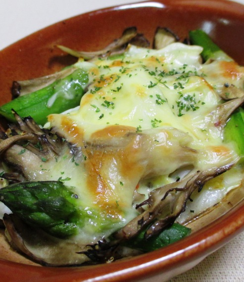 これで何か作って！ 舞茸のチーズ焼き, 今回使った材料です☺️, ↓↓↓, 舞茸 1袋, 醤油 大さじ1, 酒 大さじ1, みりん 大さじ1,砂糖 大さじ1, ニンニクチューブ 2㎝, しょうがチューブ 2㎝, チーズ 適量, 黒胡椒 適量, パセリ 適量,同棲生活同棲ごはん同棲カップル 節約 料理 簡単 舞茸舞茸レシピまいたけまいたけレシピまいたけダイエット