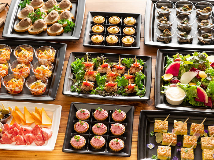 季節のメニューで春を感じる今日この頃 前菜の盛り合わせは事前予約制です 見て食べて楽しめるプレートです帆立のポワレ海老のカダイフ揚げ本日のお魚料理前菜盛り合わせ