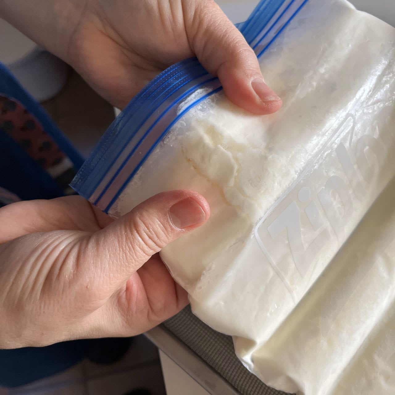 冷凍で生クリームがボソボソに？販売用ロールケーキのなめらかさを保つテクニック