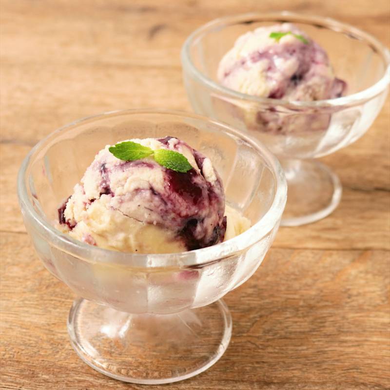 材料を混ぜて凍らせるだけ😊 ＼ブルーベリーのヨーグルトアイスキューブ✨ブルーベリージャム、ヨーグルト、牛乳を混ぜて凍らせるだけ👍ひんやりアイスキユーブの出来上がり♪ブルーベリーの甘味とヨーグルトの酸味が楽しめます😋材料 ４人分A プレーン