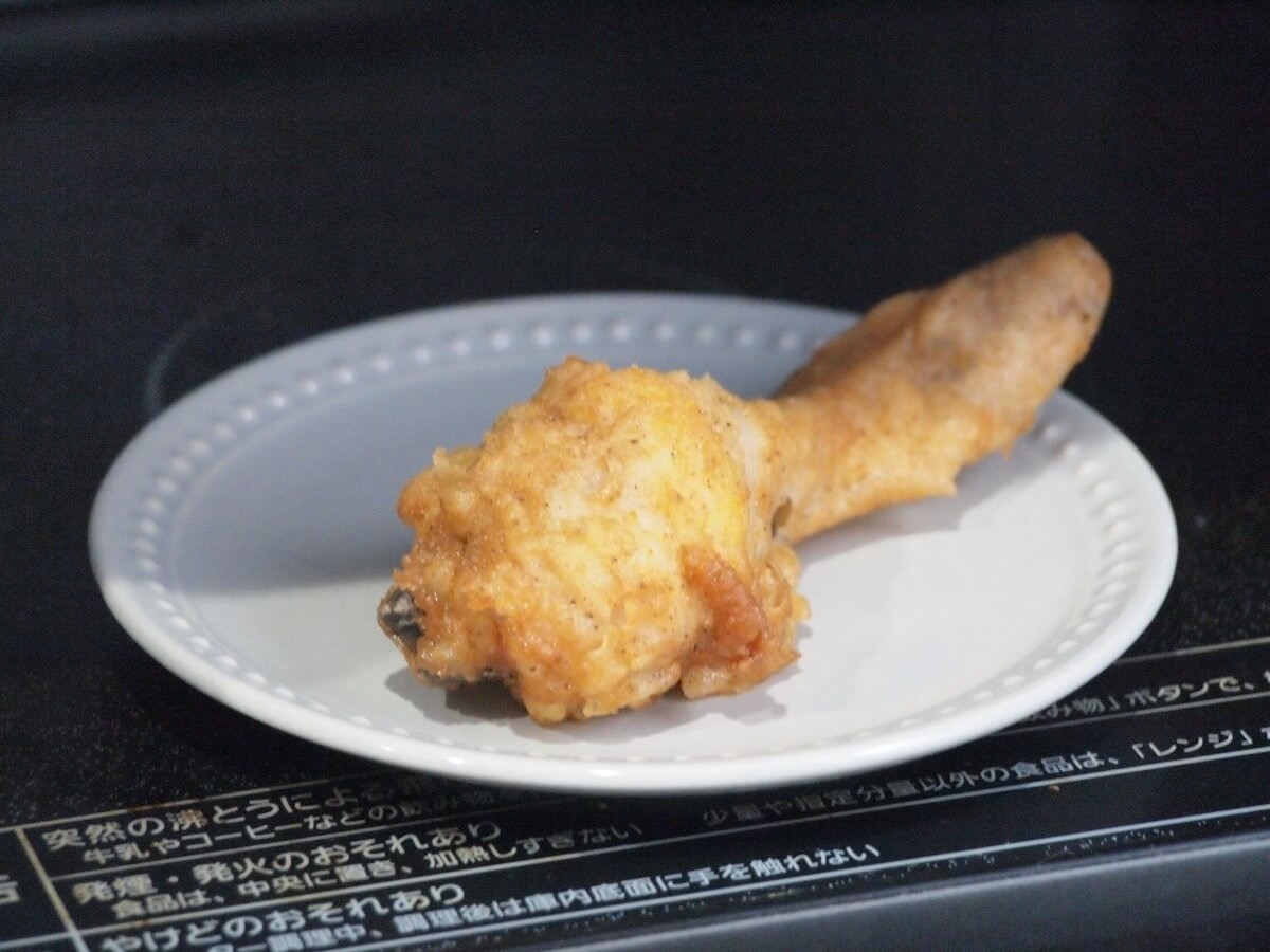 みなさん、チキンの温め方はご存じですか？ 電子レンジ：500w、30秒～1分、1000w、20秒～40秒 オーブントースター：アルミホイルで包んで180℃～200℃で5分～8分 お持ち帰りの間にチキンが冷めてしまった場合は、 ぜひ試してみてください😊✨ ・ こちらの素敵なイラストは