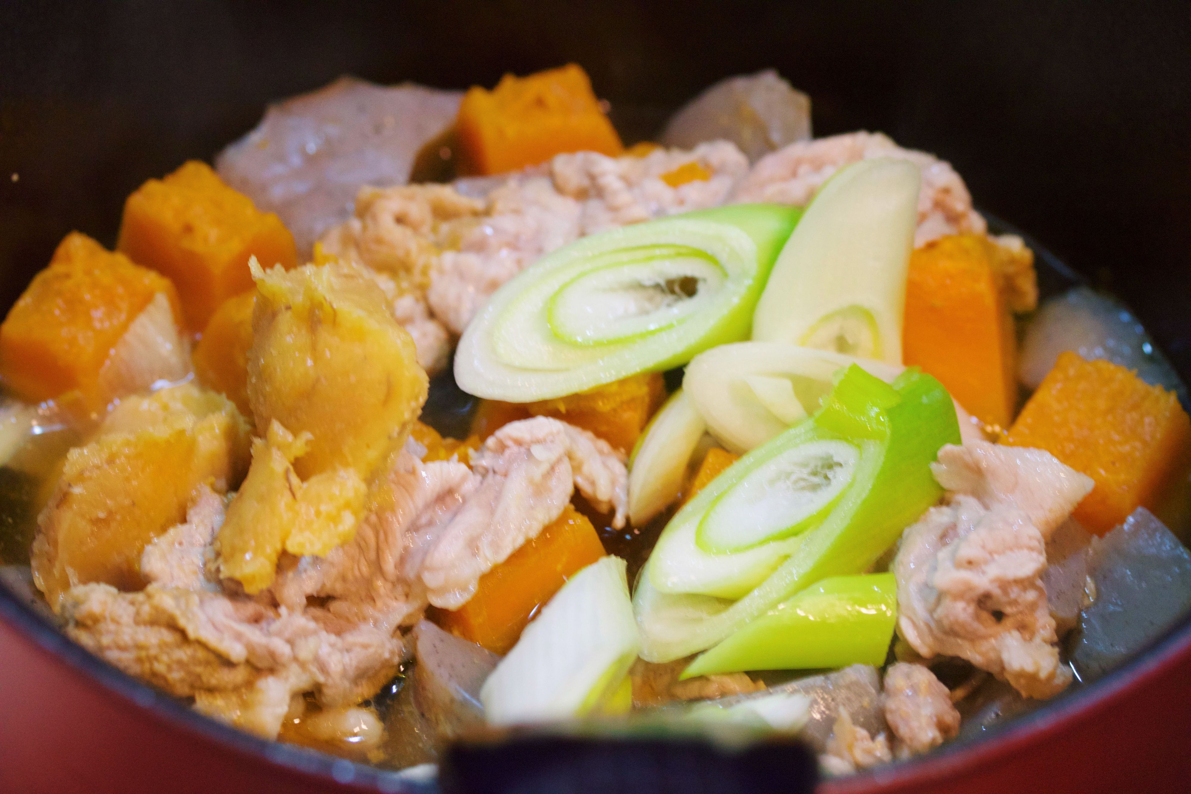 重ねて放置で10分♪『豚こまとかぼちゃの具沢山味噌煮込み』