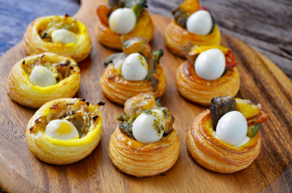 レシピあり▷▷▷ @ricopin_recipes 明太子とチーズの最強コンビ入り卵焼きです。作り立てあつあつのチーズとろりなのをおすすめしますが、冷めてもきちんと美味しいです。お弁当にも、晩酌のおともにも、夕飯のもう1品にも！ ꧁——————————꧂材料 作りやすい量 ・卵