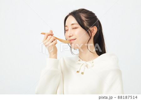 スプーンで食べるアラサー女子の口の写真素材67250528- PIXTA