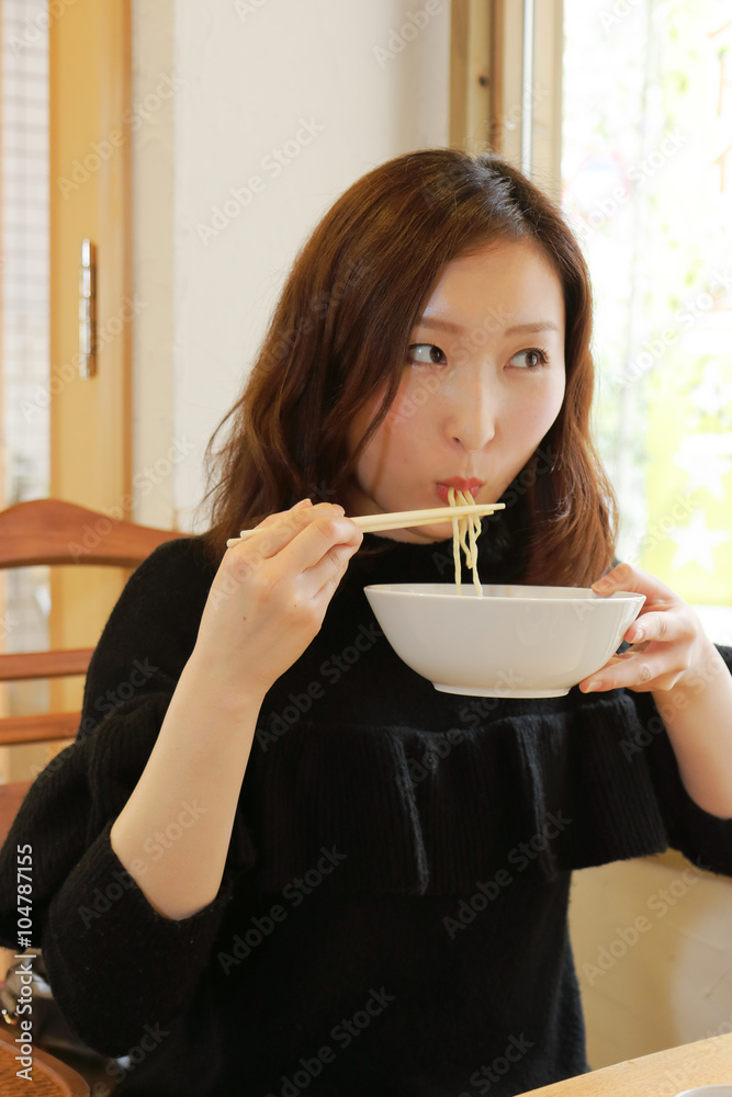ラーメンを美味しそうに食べる女の子の写真素材15101096- PIXTA