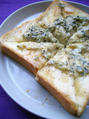 相性良すぎ! のせて焼くだけでめちゃ美味しい!クリームチーズとはちみつを使ったアレンジトースト♪ - てぬキッチン