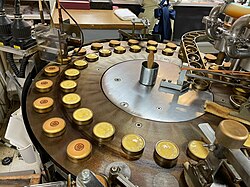 シン・金生饅頭グッズ販売開始！明日3 18から！！いよいよ明日3 18から、山形屋の雑貨屋Whatさんで販売開始される、金生饅頭マルチケースとコインケース*\ ^o^*ミヤジンガー店長 @miyajingerz001 から、サンプルを託されていたわたしは、どうしても金生饅頭と一緒に