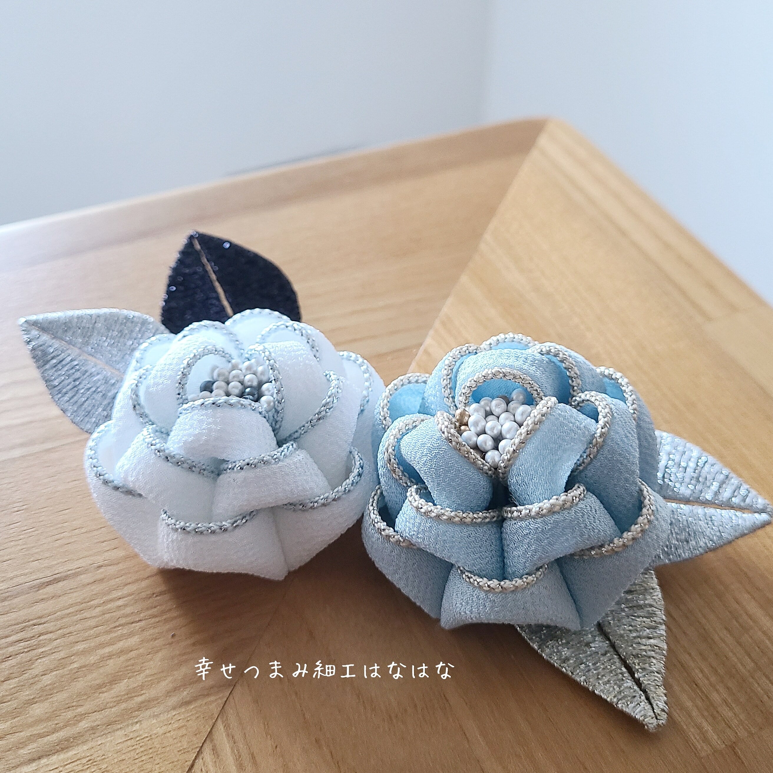 モノクロバラのコサージュ : つまみ細工 ヒイナゴト