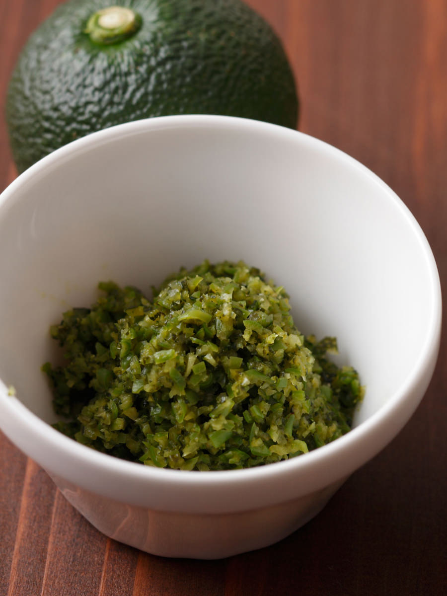 楽天市場 業務用 粒 柚子胡椒赤1キロ ゆずこしょう ゆず胡椒 柚子こしょう 大分県 業務用食材 川津家謹製 粒柚子胡椒: 渡邉食品企画