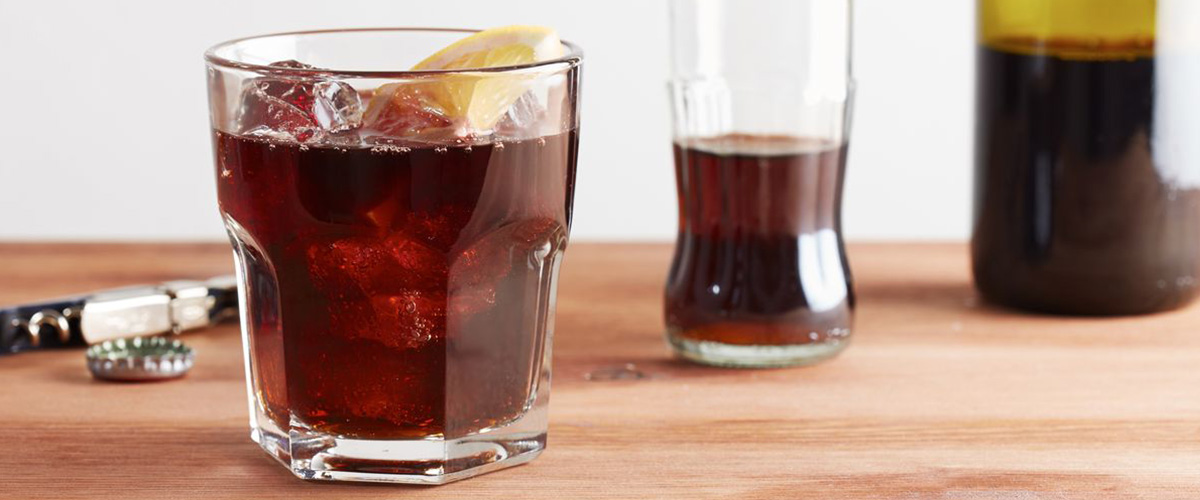 カリモーチョカクテルレシピ・作り方・特徴・発祥赤ワイン + コーラ