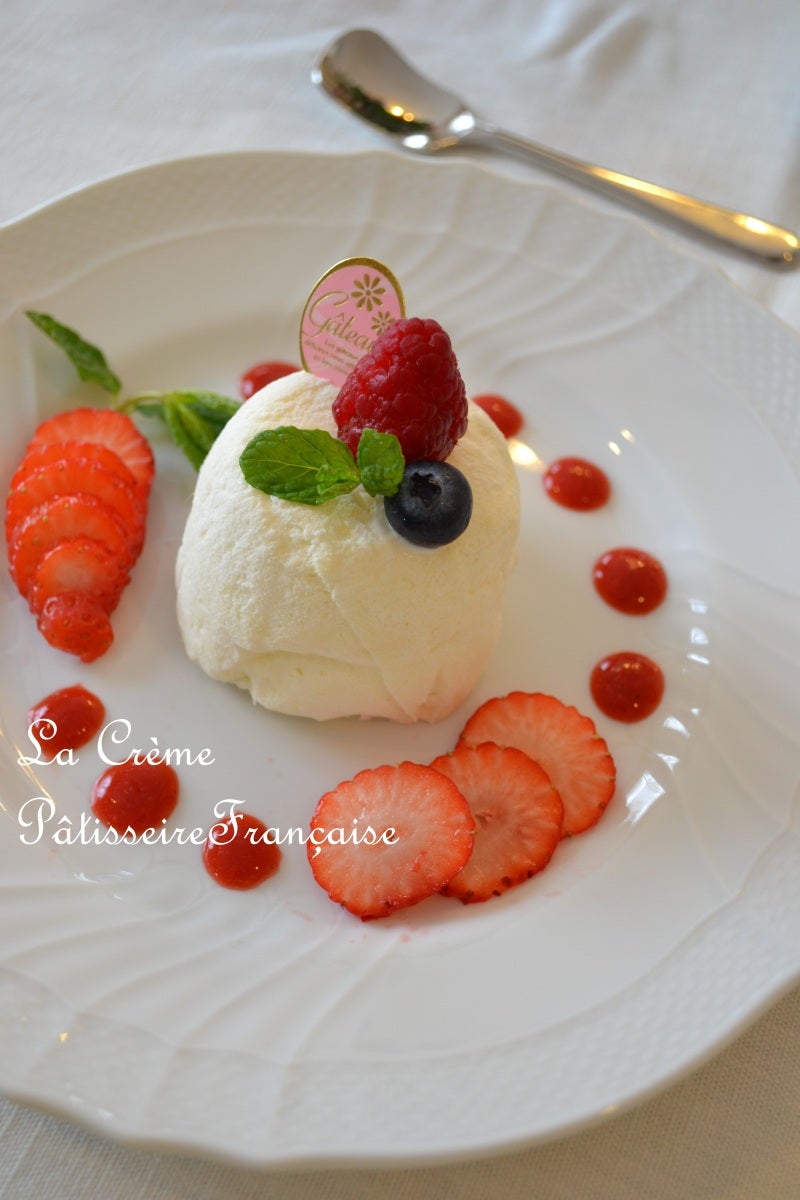 パティシエ科◇ミルフィユ・オ・ フレーズ 今回はカフェ実習として、1人1皿の皿盛りデセールに挑戦しました✨もちろん、ミルフィユもパイ生地からすべて作成しています！ チョコレートでのパイピング 文字書き はまだまだ練習が必要ですが、少しずつ上達してきました