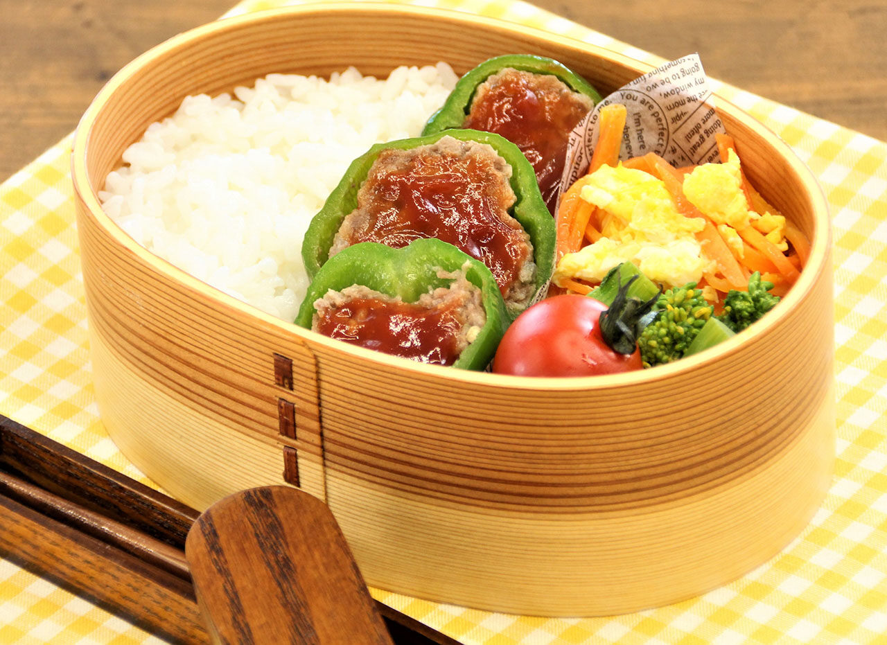 お弁当の彩りにぴったり！ ピーマンカップのチーズグラタン風