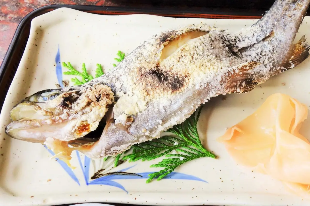 ニジマスの塩焼き霧ヶ峰のロベンドヒュッテです