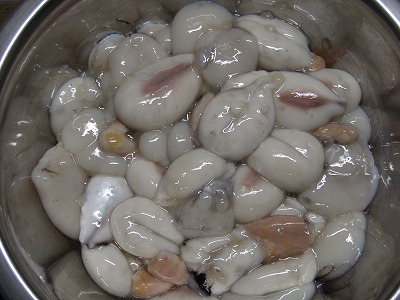 いつものイカ刺しにコクを、黄身乗せヤリイカのお造り