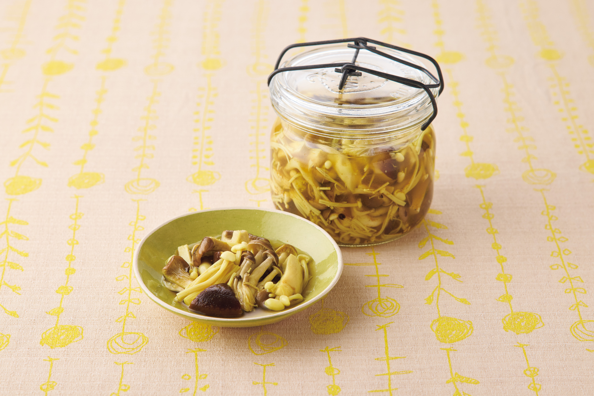 きのこレンジオムレツの献立 副菜：塩麹のピクルス、汁物：里芋とキャベツのスープ野菜 献立・メニュー 味の素パーク たべる楽しさを、もっと