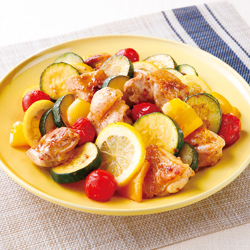 ごはんがすすむ♪ ズッキーニと鶏肉のガリバタ炒め