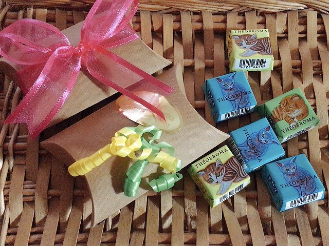 チョコやお菓子の包み紙、捨てるの待ったーー！便利アイテムに大変身するよ♡ 100均グッズ活用 暮らしニスタ