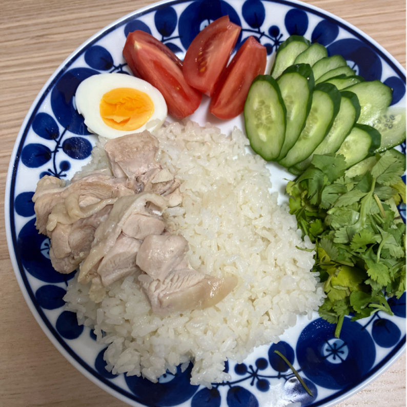 ネギ味噌だれカオマンガイナンプラー不要！炊飯器に入れてスイッチを押すだけで完成！サラダを添えれば、お店に出てくるようなワンプレートのできあがりです🌱酸味とコクのあるネギ味噌だれは、蒸し鶏や蒸し野菜にかけても美味しいです❁ ♪ ♪ □詳しい