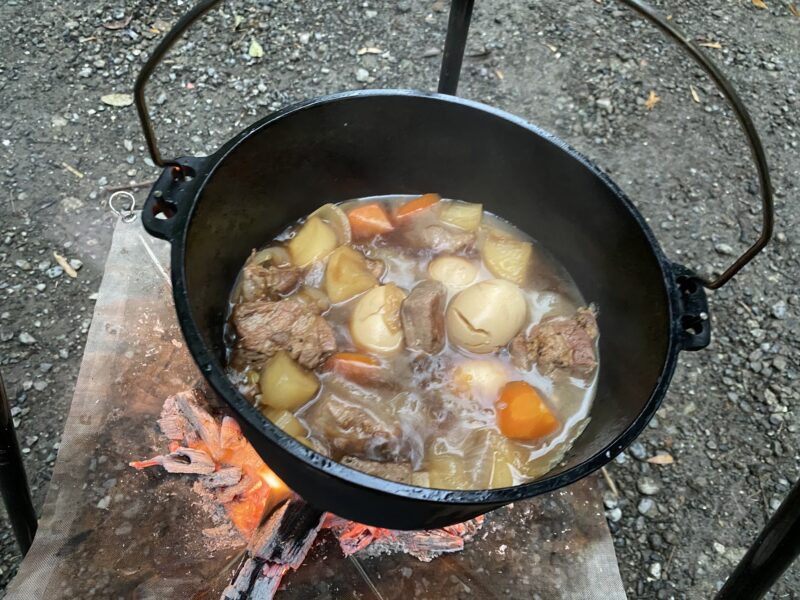 初めてのキャンプ飯 ダッチオーブンで簡単料理!ソロキャンで食べる牛肉のトマト煮込みチーズパセリのせ