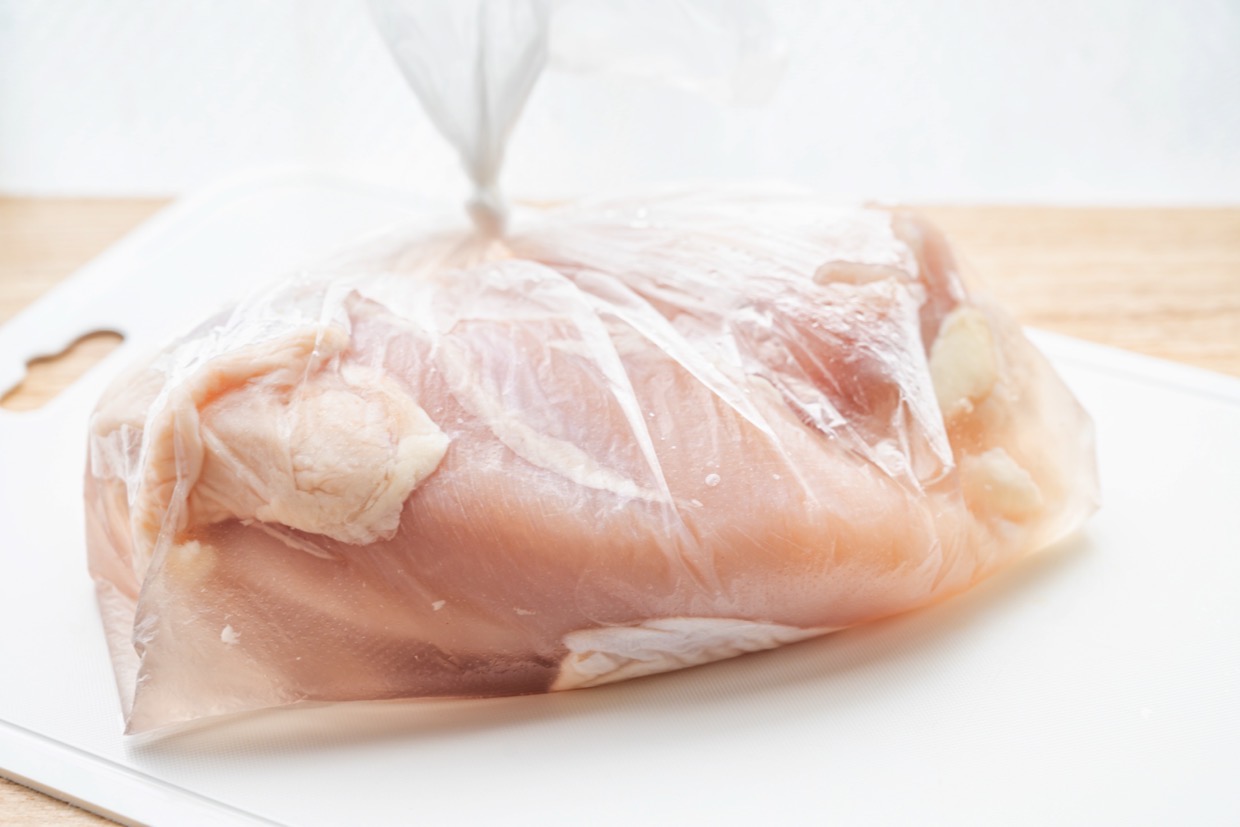 เทคนิคล้างไก่ไม่ให้มีกลิ่นคาวด้วยเกลือ