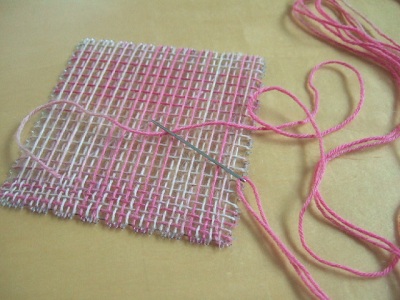 パッチワーク風ブランケットを編んでいたら、急にヘキサゴンを編みたくなって、ラベリーで編み図を探しました。フリーパターンで良さそうな編み図があり、少し目数を変えて編んでいます。 持っているソックヤーンを全種類編んだら楽しいかもしれません。YouTube