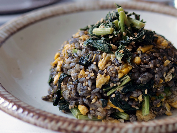 挽肉黒チャーハンのレシピです材料・特製タレ 大さじ1強 みりん 大さじ2 砂糖 大さじ1 醤油 大さじ1 オイスターソース 大さじ1 八角1粒 ネギ頭 1本 ニンニク 2片 ・ひき肉 300g ・塩胡椒 適量 ・卵 2個 ・ご飯 しゃもじ3杯分 ・万能ネギ 1握り ※挽肉を焼くときは