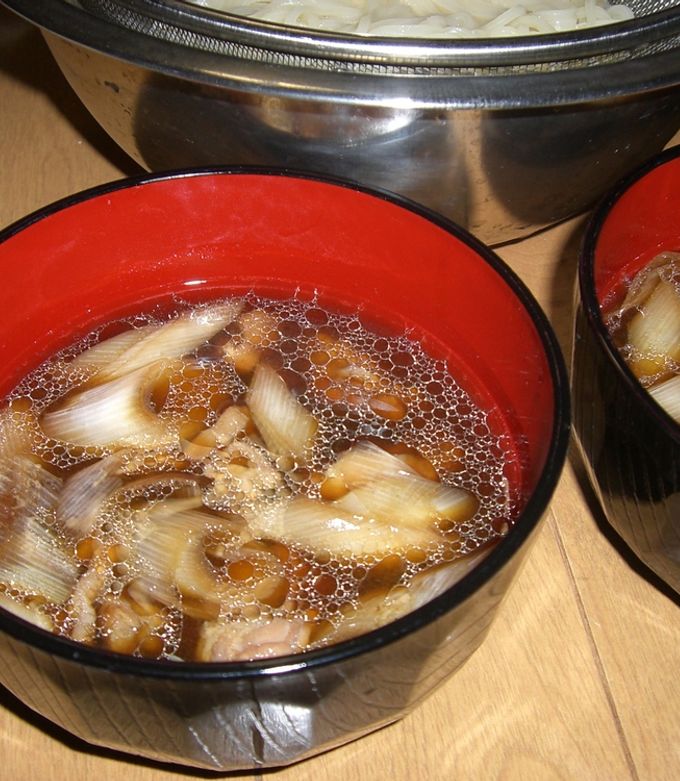 丸亀製麺 冬の定番 “鴨の季節”が今年もやってきた！ 今年の『鴨ねぎうどん』はひと味違う 鴨もも肉の旨みとまいたけの香りが加わり、さらに大満足な一杯に『新 鴨ねぎうどん』新登場！株式会社丸亀製麺のプレスリリース