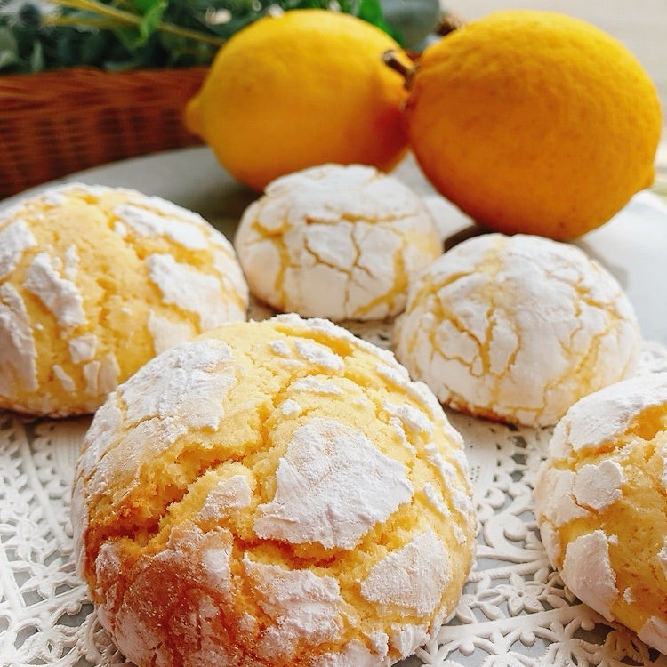 クリンクルクッキー最近登場したちょっと変わったクッキーの紹介です。 クリンクル =しわくちゃ という意味で、表面のヒビ割れ模様が特徴的なクッキーです。ポップコーンのような、ころっとした可愛らしい見た目が目を惹きます。 食感も外側はカリッと軽い食感ですが