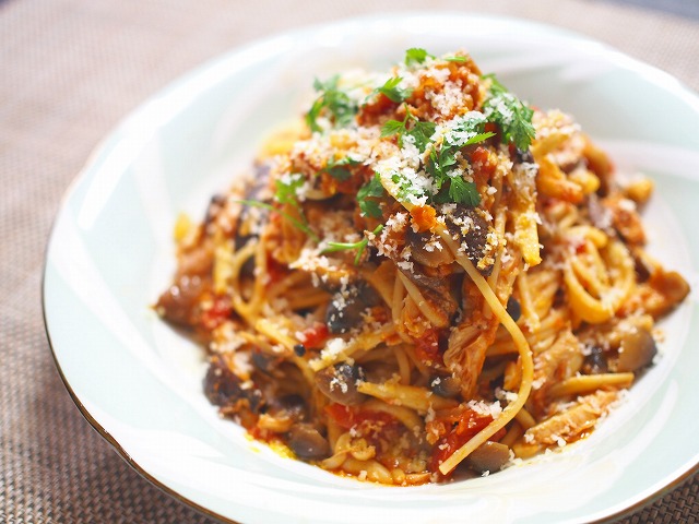 トマトソース×自家製バジルソース！？「豚バラとキノコのバジルトマトソースパスタ」