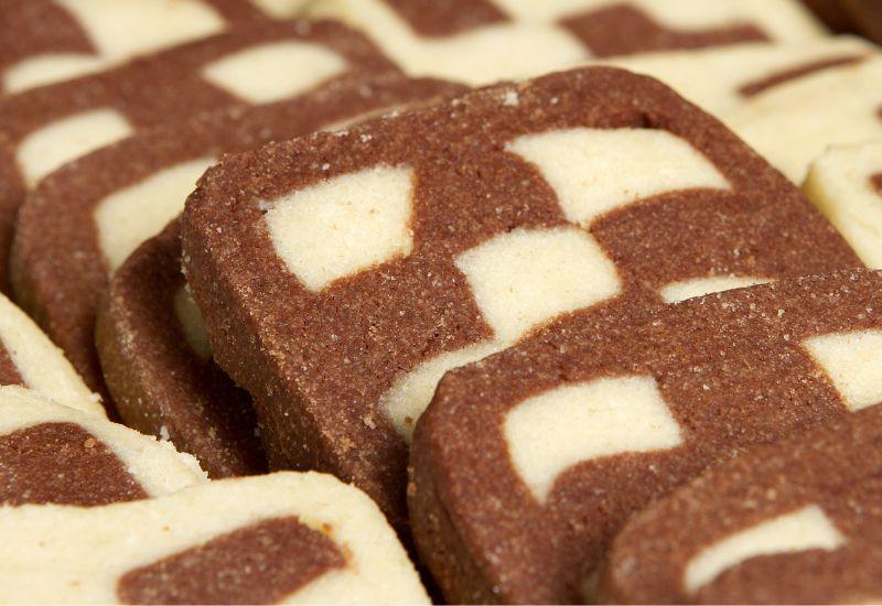 チョコチップクッキーアイスボックスのチョコチップクッキー🍫 サクサク食感とたっぷりのチョコチップを楽しめるクッキーです😆💕@saku_oyatsu プロフィールのHPにレシピ載せてます😊よかったら遊びに来てください🥰チョコチップクッキークッキーチョコチップ