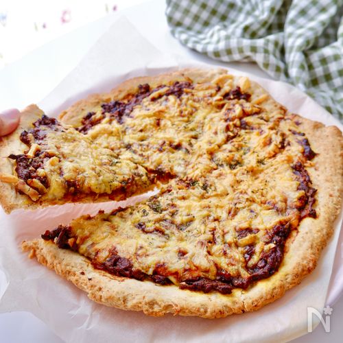 ピザロールパン 余ったピザ生地で、さらに余った具をくるくる巻いたピザロール！！ 休日のブランチにぴったり！しっかり冷蔵した生地は三日目でもできちゃいます。 困ったらピザ。 迷ったらピザ。 いつでもピザ。 いやぁ 惣菜パンになっても美味しいなんて、ブラボーピザ