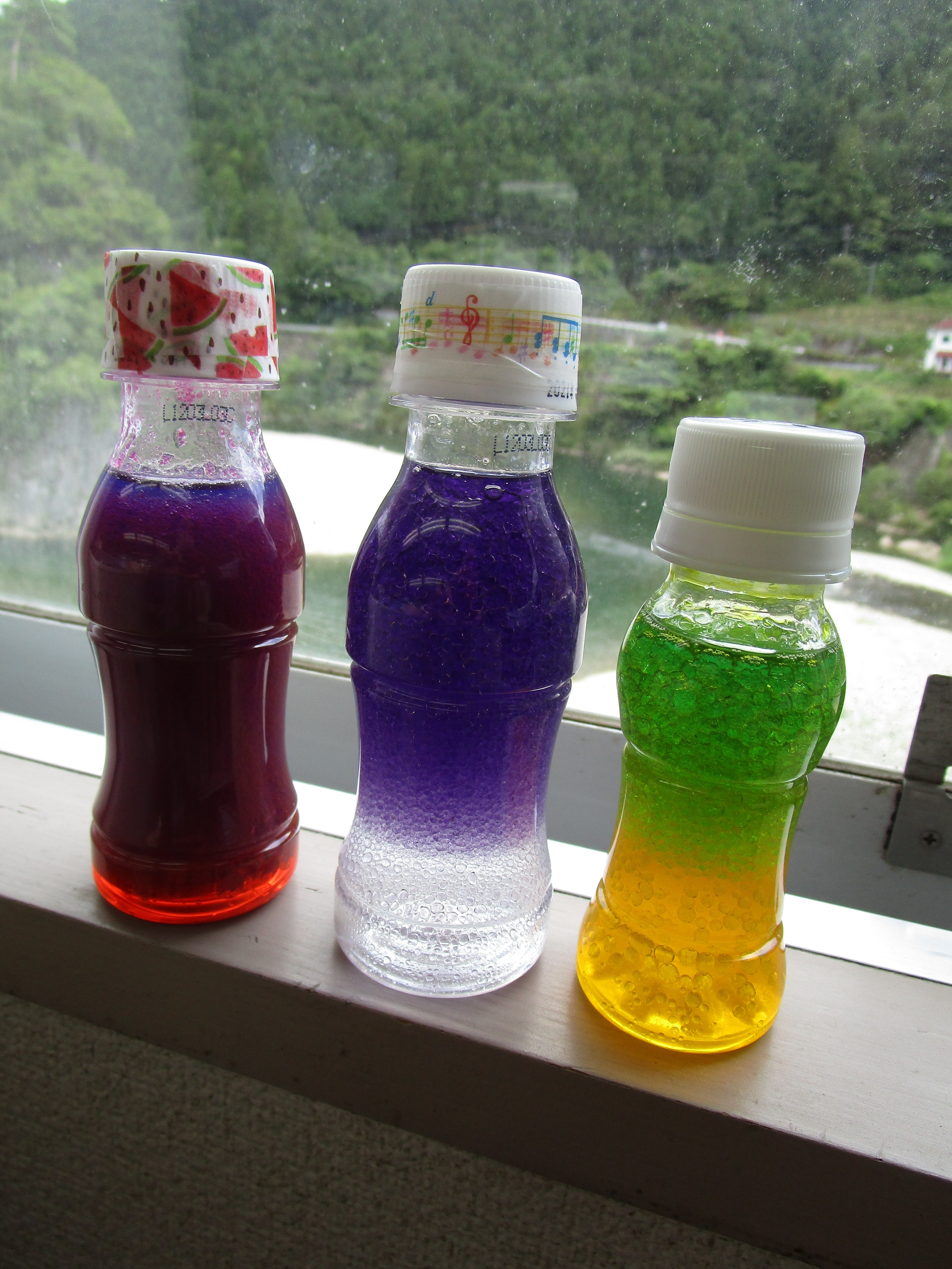 バイカラーボトル🧴作り方🫧 ⭐️材料⭐️ 紙コップ2個 R1の容器🫙１本 ベビーオイル ジェルキャンドル専用液体染料 食紅 水 ビニールテープ接着剤ビーズ等はお好みで⭐️作り方⭐️ ①容器の半分の量水を紙コップにいれて好きな色の食紅を加えて色水を作る 濃さ