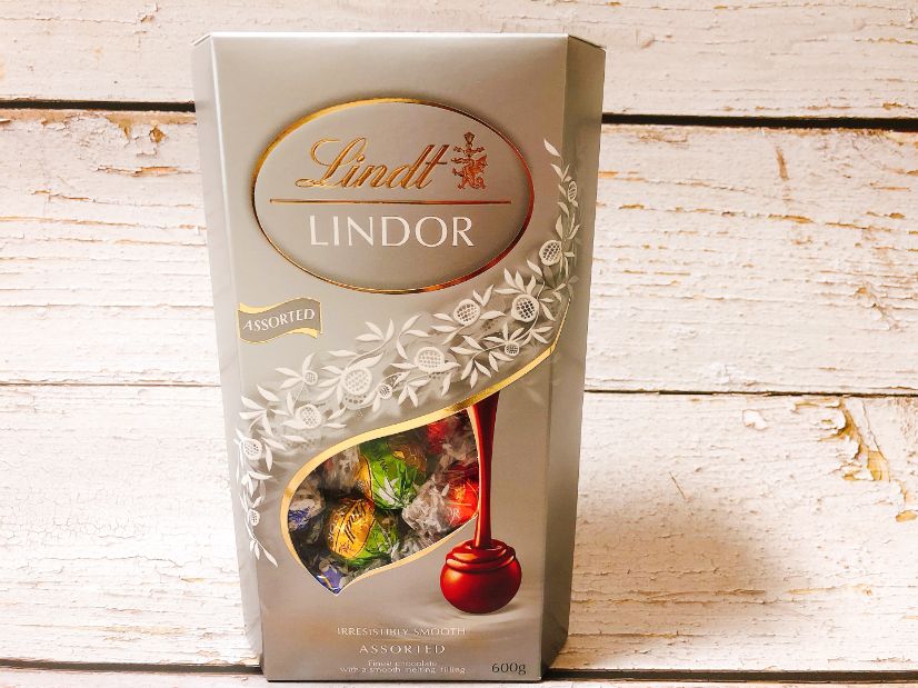 Costco Pick Up Itemチョコレートの中になめらかなフィリングを詰めた 贅沢な味わいのチョコレート「リンドール」の人気フレーバーのアソートボックスです😋 口どけにうっとりする、極上の時間をお楽しみください！4種のフレーバー・ダークチョコレート