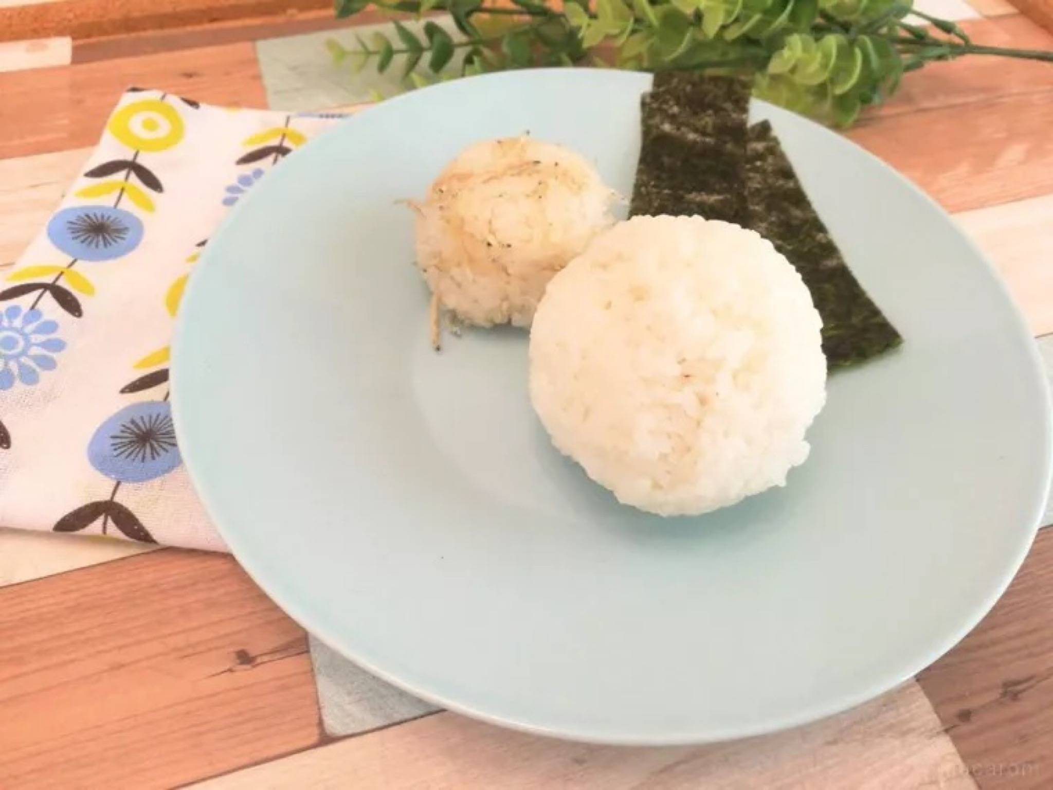 熱々ごはんをにぎるのは大変。 でもこれなら、簡単に丸いおにぎりがつくれます。 しかも強く握らないから、ふんわり美味しい仕上がりに。クルクルクルクル回して作るおにぎり、子どもと一緒に楽しめます。今朝ラジオでお話したおにぎりの作り方を動画で解説してみまし