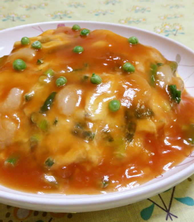 実は、自分で作った以外の天津飯 を食べるのは初めて😝 もちろんケチャップ味の甘酢あんを食べるのも初めて🤣ということで、自分で作り始めるまで、一度も食べたことがなかったんです💦 レシピサイトに載ってた天津飯の写真が、あまりも美味そうに見えたんで、作ってみ