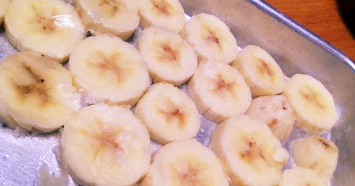 夏のバナナは常温保存は絶対NGーー！！ ①バラす ②ラップを巻く ③冷蔵庫に保存 夏のバナナは半日で黒い斑点が出ちゃいます！ この方法で冷蔵庫に保存 すれば、長期保存できちゃうんです✨ ————————— 青髪のテツ SNS総フォロワー80万人越え 八百屋歴15年・野菜のプロが