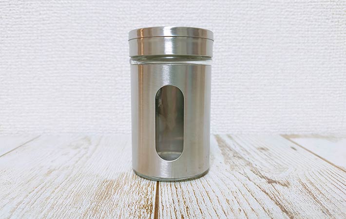 セリアの『スプーン付キャップ』 ありそうでなかった便利なアイテムを発見！ 見た目は良くある調味料入れなのですが 蓋を開けるとビックリ😳めちゃくちゃ小さなスプーンが 蓋の裏に付いていました！ これがあれば、「あ、胡椒入れすぎた！」 などがなくなりますね