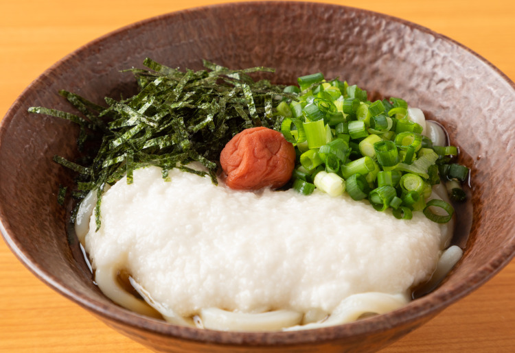 冷やし山かけうどん - 一筋縄の三輪山勝製麺は天日塩と吉野葛でツヤと喉越しが違います
