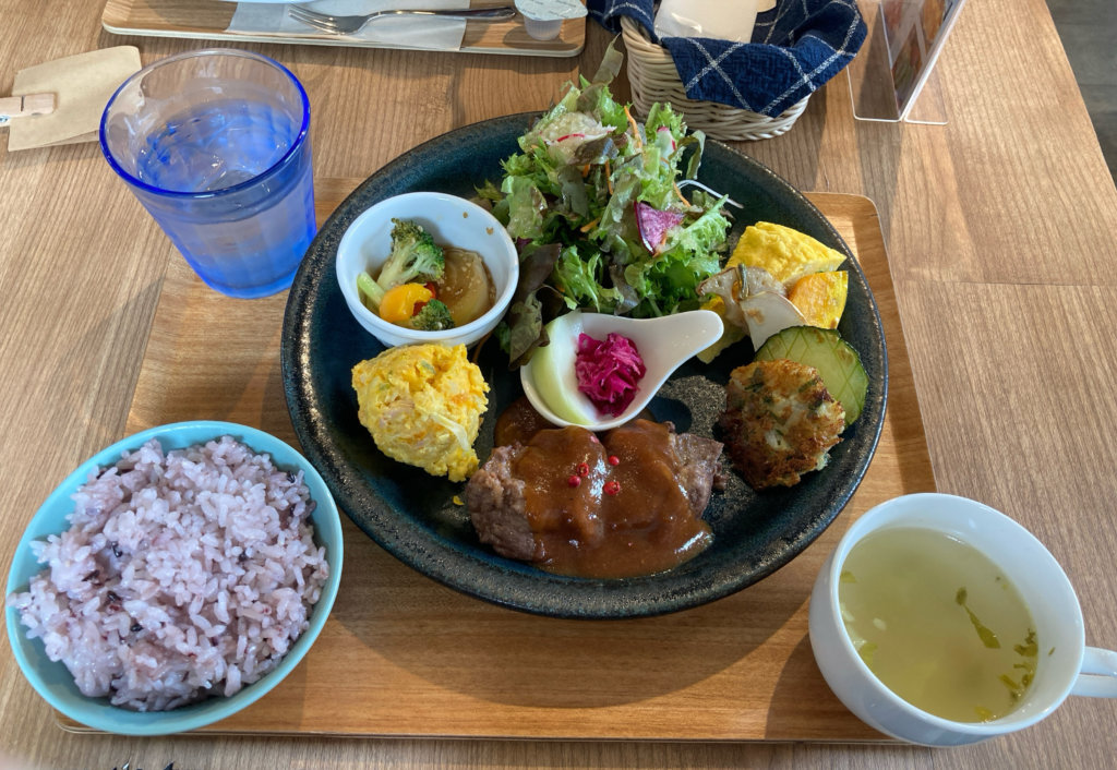 2023年9月オープン！無機質＆植物のお洒落すぎるカフェ発見🌿 他のグルメ情報も見る→@wata_oishii0628 📍土気駅南口から徒歩16分千葉市緑区あすみが丘東Armadaグレーと白の無機質感のある店内には、 植物がたくさん🌿 お洒落な器に盛り付けられたパスタ！ パスタ