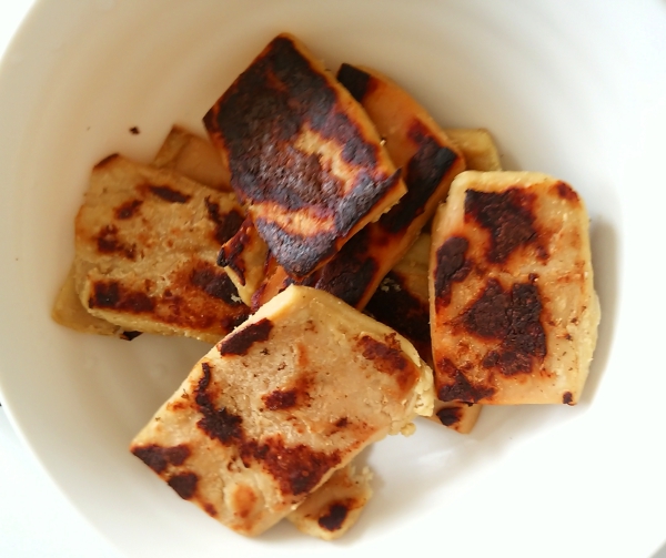 おやつに酒粕の砂糖醤油 酒粕を薄く伸ばして焦げ目が、つくくらいオーブンで焼き 砂糖1と、醤油1アルコールが残ってますので食べすぎに注意してください。 ^^酒粕レシピ酒粕