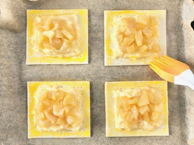 包まないから簡単 時短のアップルパイ 冷凍パイシートを使った包まない時短アップルパイ。 パイシートを伸ばして、カスタードとりんごを置くだけです！！トッピングにのせた「きざみ浜納豆」が甘さを引き立ててくれます。 クックパッドに浜納豆のレシピが100以上載って