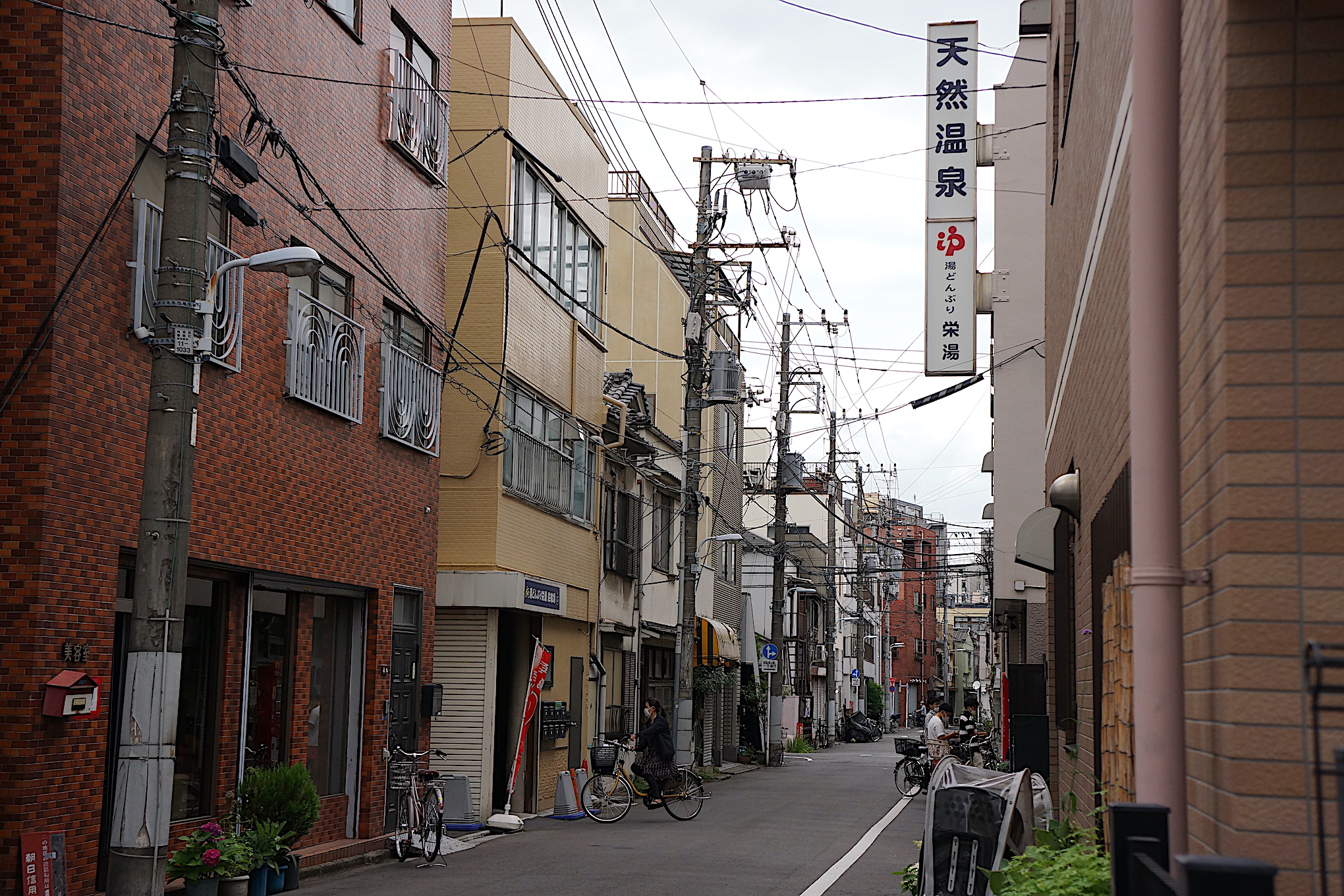 吉原（おはぐろどぶ跡）ソープ街周辺の段差。 – 古今東西舎