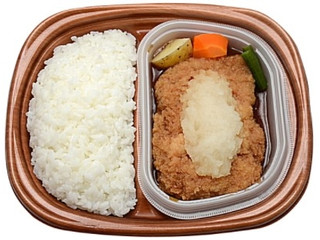 日本料理ふじの調理人が考案したメニューをご堪能ください。 ○9 1 月 ～9 14 日 の週替わり御膳のご案内※日本料理ふじは8 31 日 、9 7 日 、9 15 月 は定休日となります。 ◎おすすめ週替わり御膳 「たっぷりねぎのおろしチキンカツ煮御膳冷製茶碗蒸し」 ジューシーに