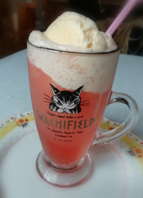 新鮮なイチゴ使い『クリームソーダ』