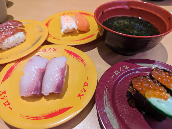 スシロー」で「海藻たっぷり味噌汁」と「鶏そぼろと玉子軍艦ノラネコぐんだんコラボ限定ピック付き」と「きゅうり巻」と「小粒納豆巻 ねぎ抜き 」でランチ。「ノラネコピック」はちゃんともらって帰って財布に入れたのだよ 笑 。 スシロー 浅草吾妻橋店:墨田区